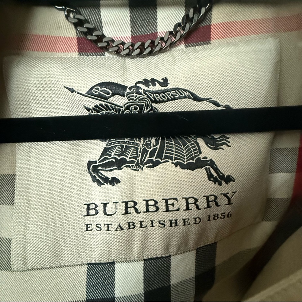Burberry Kensington Tan Trench Coat with Luxurious Fur Collar - Picture 5 of 16